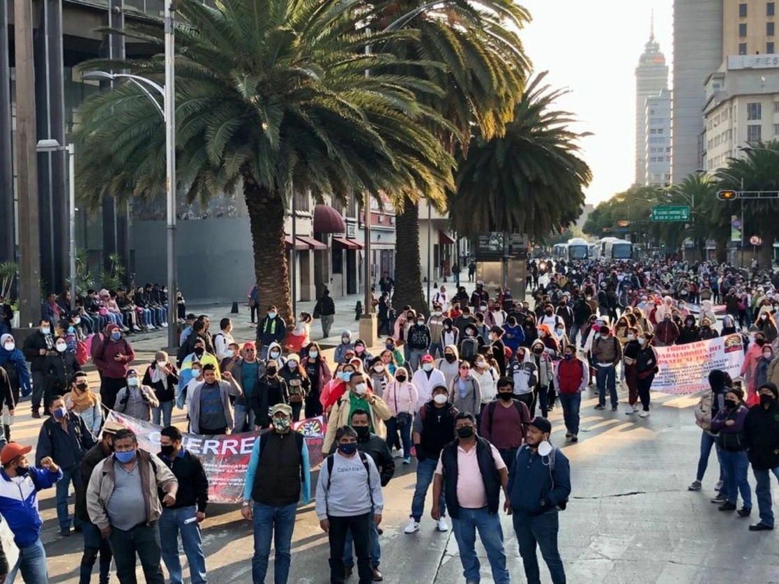 Integrantes de la CNTE realizan una manifestación en Paseo de la Reforma y Avenida Juárez, en la Ciudad de México. Foto Roberto García Ortiz