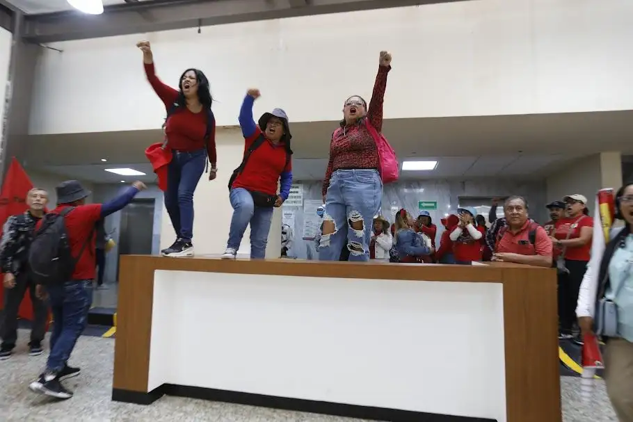 Integrantes de las secciones 9 10, 11 y 60 de la CNTE irrumpen en el edificio de la Coordinación General de Recursos Humanos de la SEP, en la Ciudad de México, el 3 de julio de 2025. 