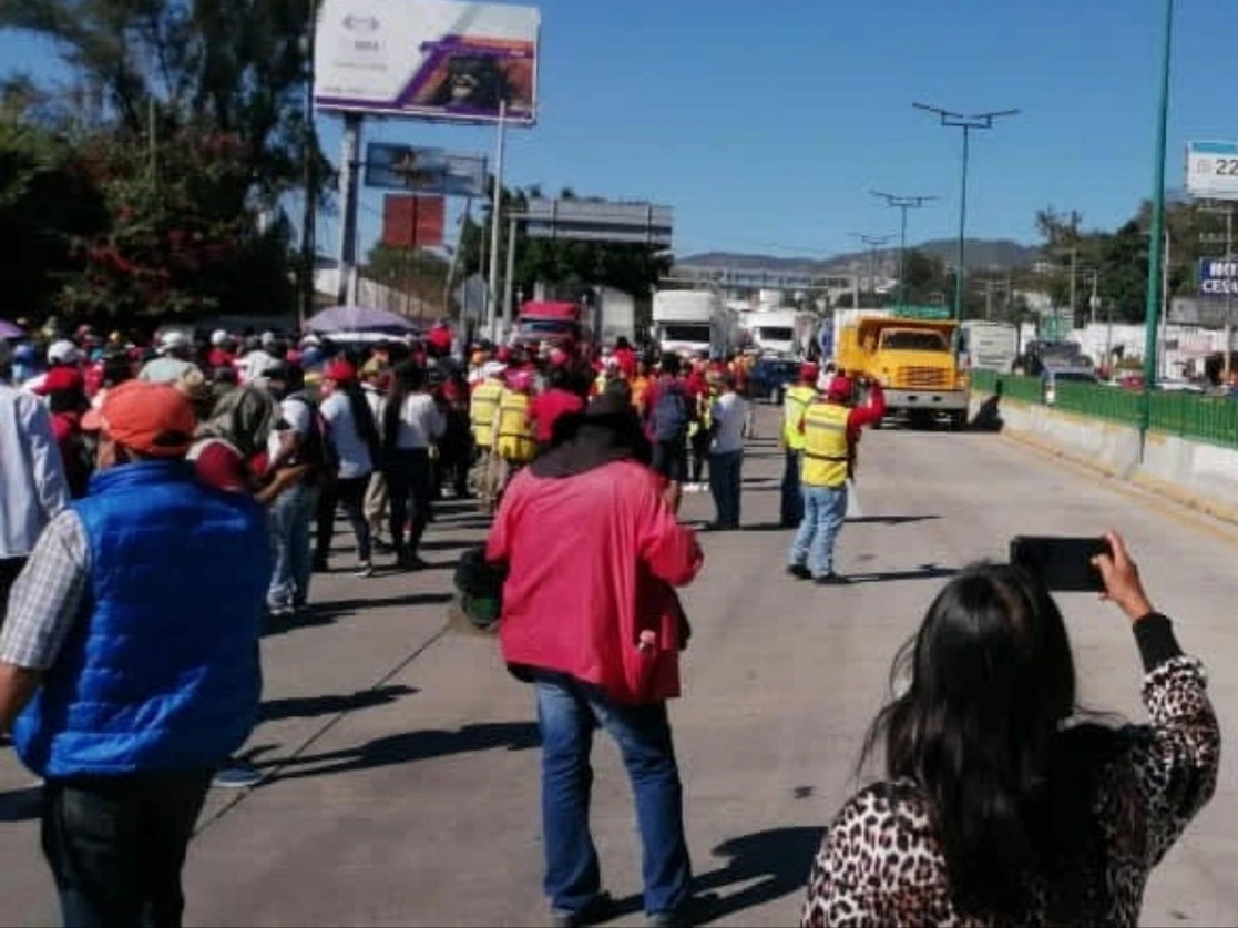 Integrantes de la Coordinadora Estatal de los Trabajadores de la Educación en Guerrero se manifestaron en la autopista del Sol. Foto tomada del Twitter de @SGG_Guerrero