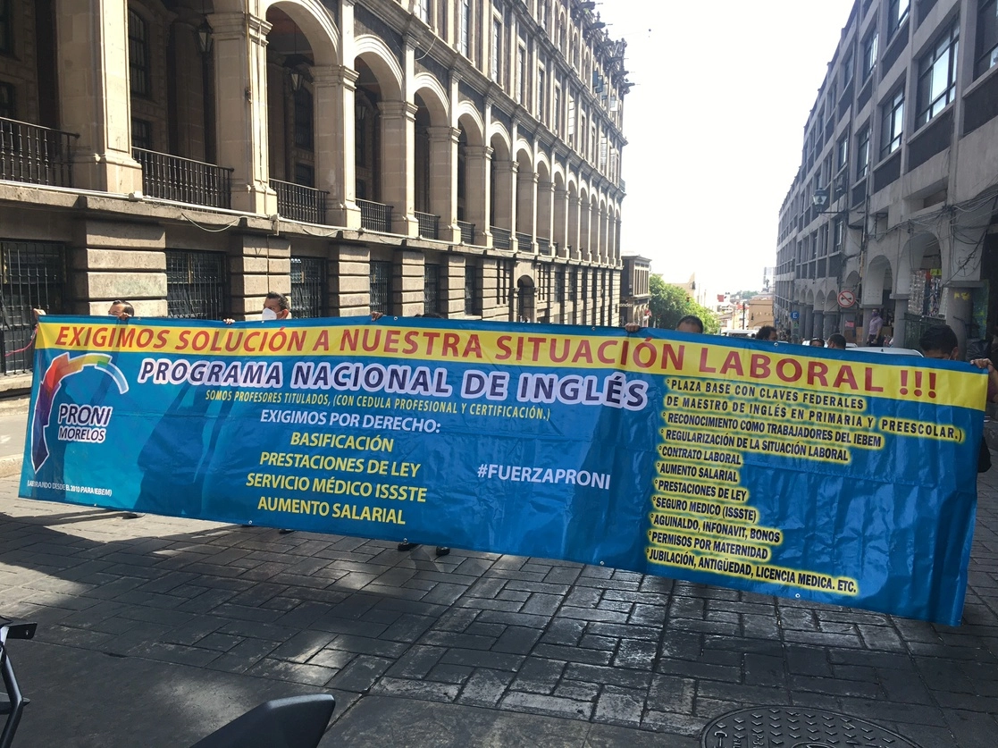 Maestros de inglés de preescolar y kinder de Morelos bloquearon calles aledañas al Palacio estatal por la falta de garantía de pago de sus próximas quincenas. Foto Rubicela Morelos