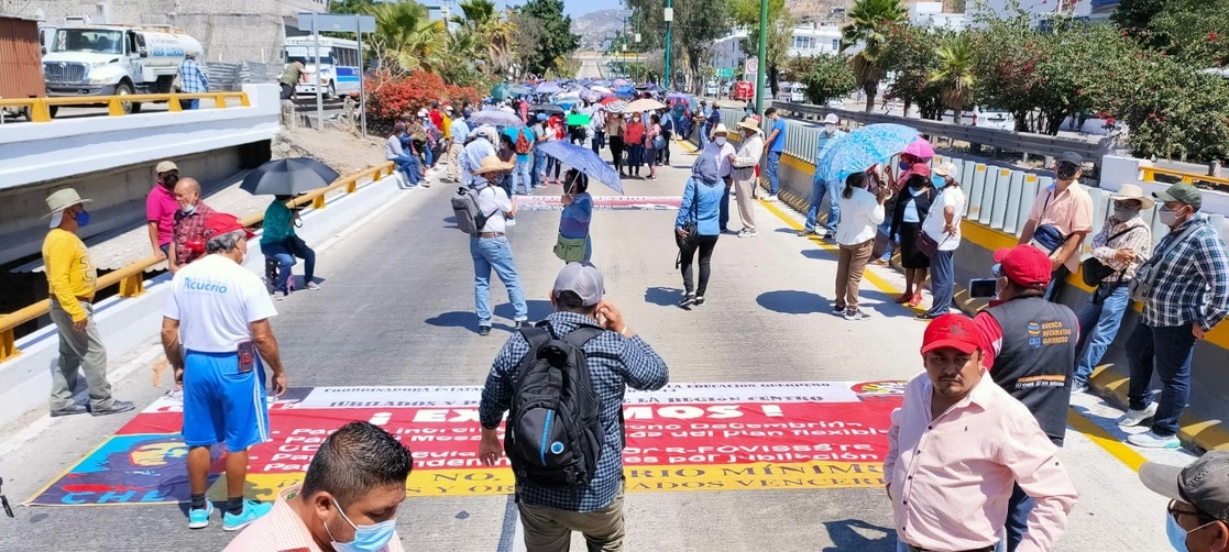 Uno de los tres contingentes de la Coordinadora Estatal de Trabajadores de la Educación en Guerrero (CETEG) bloqueó la Autopista del Sol México-Acapulco para exigir solución a sus demandas, el 14 de marzo de 2022. Foto Sergio Ocampo Arista