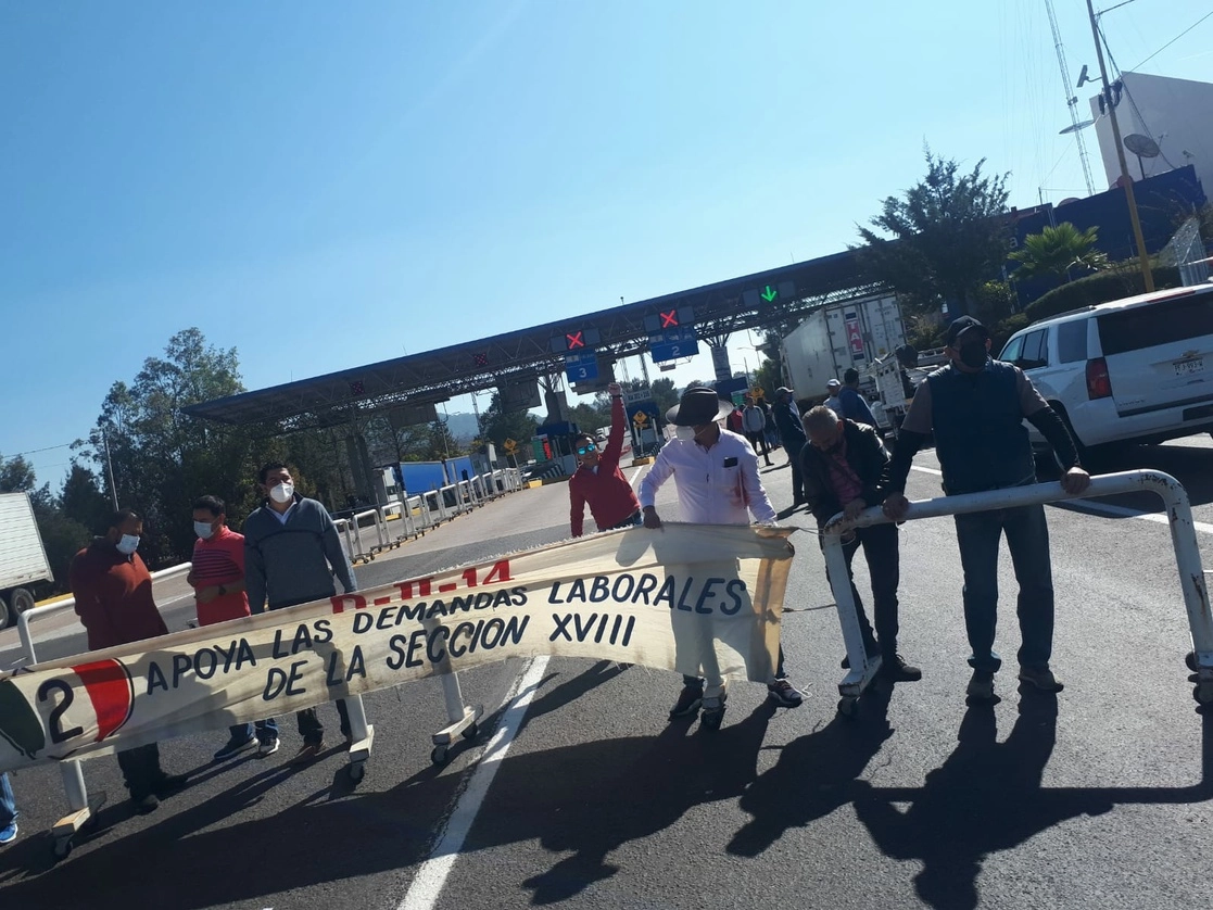 Maestros de la CNTE ‘tomaron’ la caseta de Zinapécuaro, de la autopista México-Guadalajara, para exigir el pago de la primera quincena de febrero a profesores federales y estatales que cobran por el sistema de cheques, el 18 de febrero de 2022. Foto cortesía CNTE