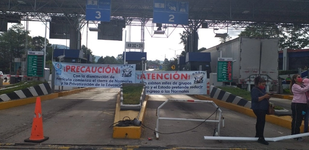 Maestros de la CNTE ‘tomaron’ las casetas de peaje de Ecuandureo, Zinapécuaro y Maravatío, en la autopista México-Guadalajara, así como las de Zirahuén y Feliciano, de la vía Pátzcuaro-Lázaro Cárdenas. Foto ‘La Jornada’