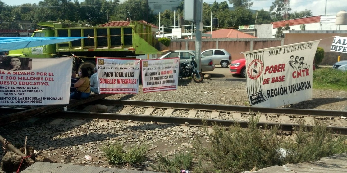 Profesores de Poder de Base iniciaron este domingo un bloqueo en el corredor ferroviario Morelia-Lázaro Cárdenas. Foto cortesía maestros