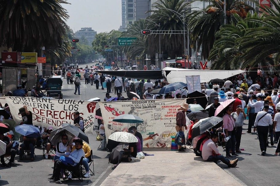 Maestros de la CNTE bloquean Reforma, como parte de su jornada de protestas para exigir una mesa de diálogo con el gobierno federal, en la Ciudad de México, el 21 de mayo de 2025. Foto