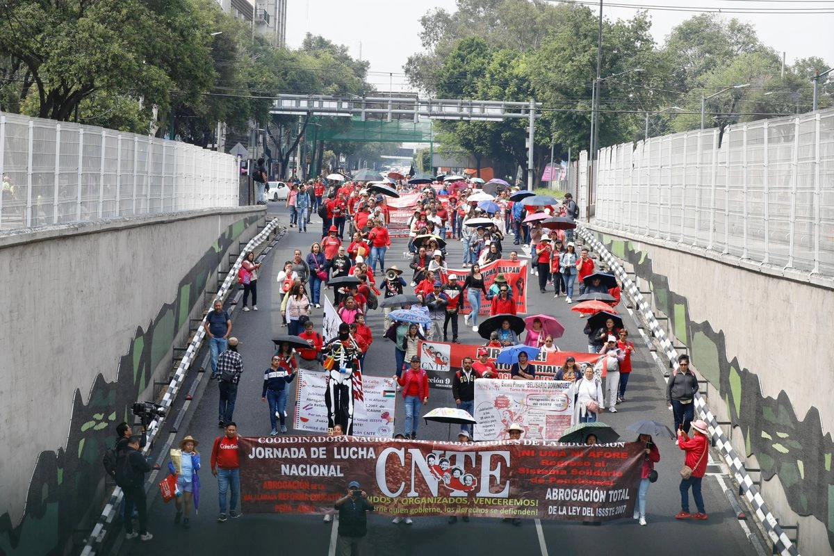Maestros de la CNTE durante su jornada de lucha, que consistió en marcha y entrega de una carta para la presidenta Claudia Sheinbaum, en la Ciudad de México, el 17 de julio de 2025. Foto 