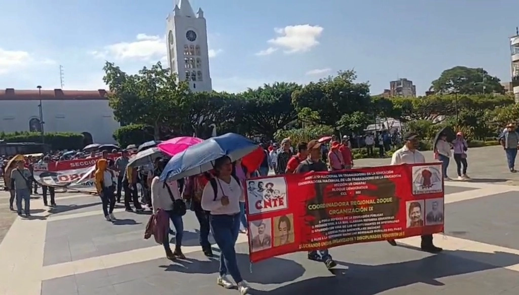 Maestros de la sección 7 del Sindicato Nacional de Trabajadores de la Educación (SNTE) marcharon ayer en Tuxtla Gutiérrez, Chiapas, en defensa de la educación pública y por la abrogación de la reforma en la materia. Foto tomada de redes sociales 