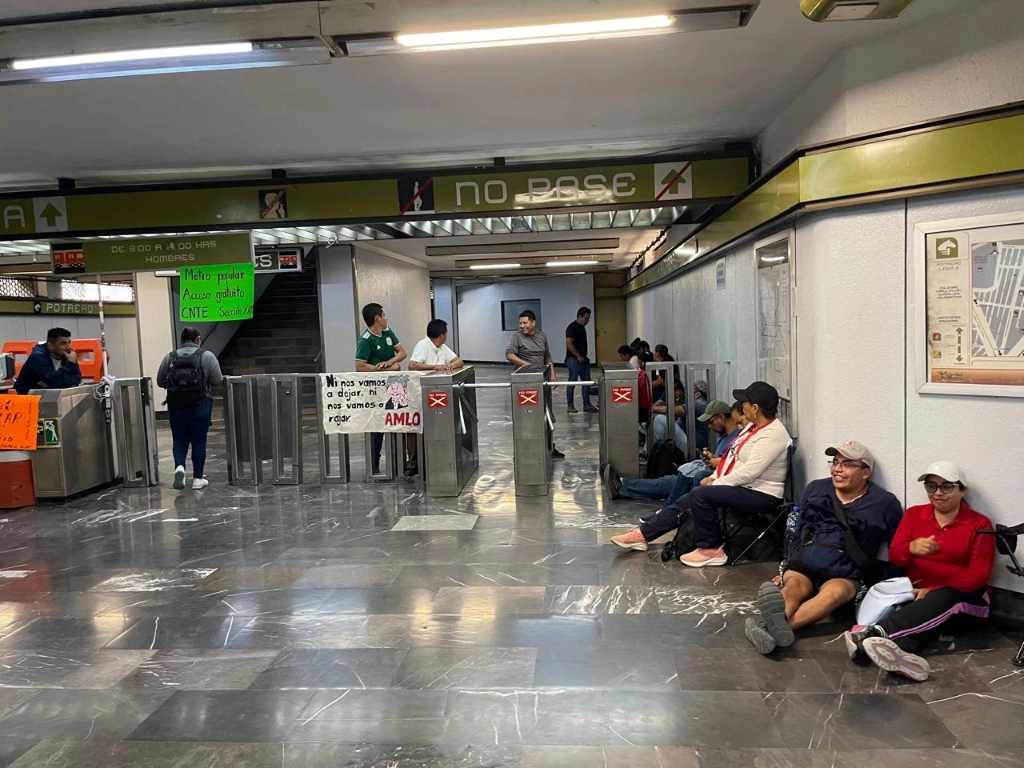 Maestros han desplegado mantas y carteles para exigir solución a sus demandas. Foto Laura Poy