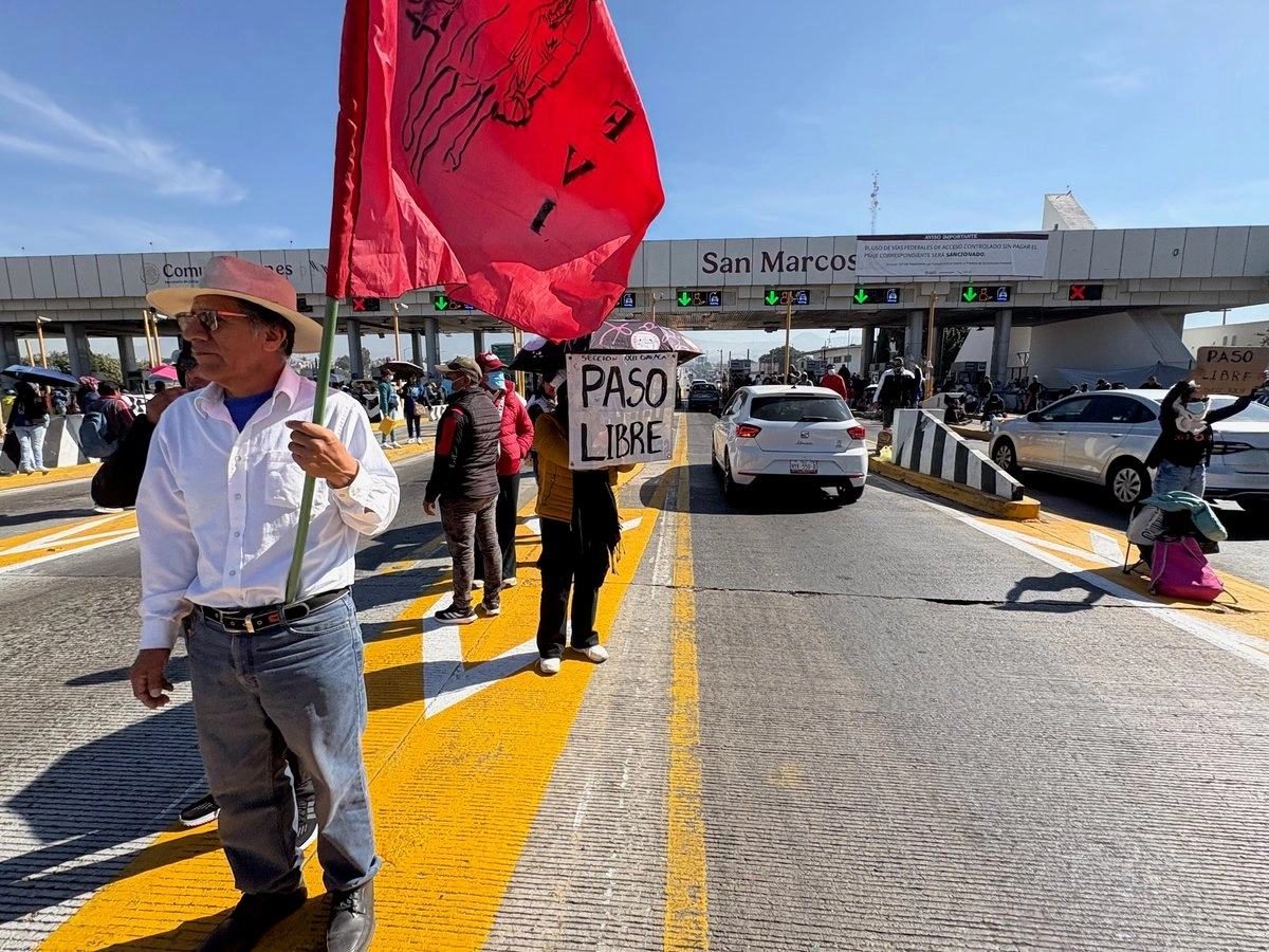Integrantes de la CNTE y del MMCRE dan paso libre en la caseta de cobro de la autopista México-Puebla. Foto 