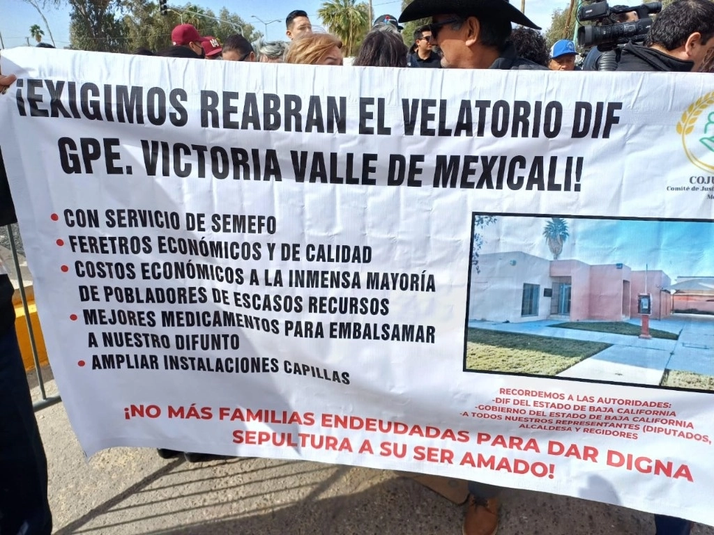 Movimientos de resistencia se apostaron afuera del cuartel militar en donde se realizó la conferencia matutina del presidente Andrés Manuel López Obrador, en Mexicali, BC. Foto Antonio Heras