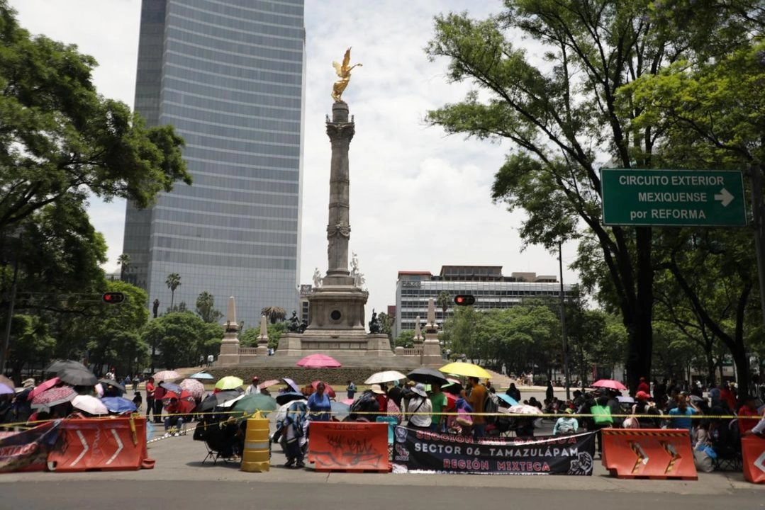 Maestros de la CNTE mantienen bloqueos en diferentes puntos de Paseo de la Reforma, como las glorietas de la Diana Cazadora, del Ángel de la Independencia, de las y los Desaparecidos y el cruce con avenida de Insurgentes, en la Ciudad de México, el 29 de mayo de 2025. Foto 