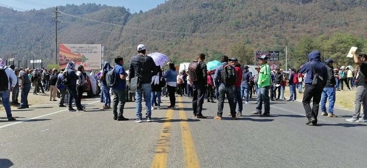 Maestros del Nivel de Educación Indígena bloquean la carretera de cuota San Cristóbal-Tuxtla Gutiérrez. Foto Elio Henríquez 