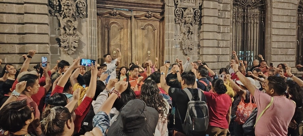 Maestros de la CNTE afuera de las oficinas de la Secretaría de Educación Pública. Imagen cortesía 