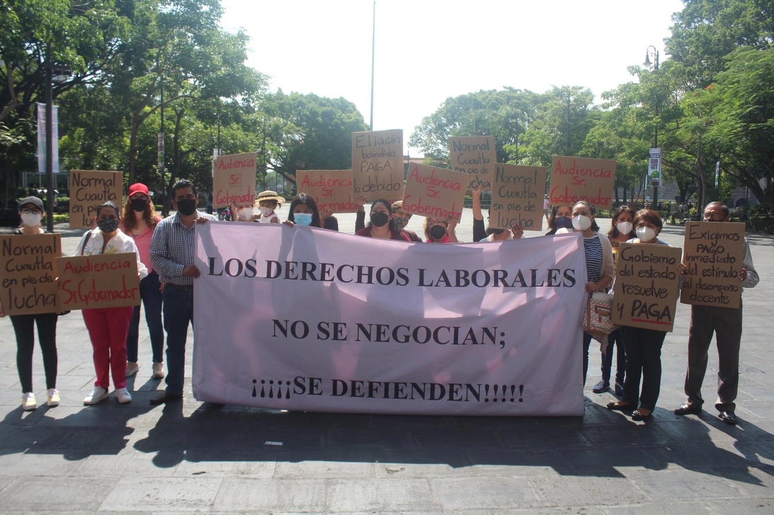 Maestras de la Normal de Cuautla realizaron una protesta para exigir el pago de estímulos al desempeño docente. Foto Rubicela Morelos Cruz