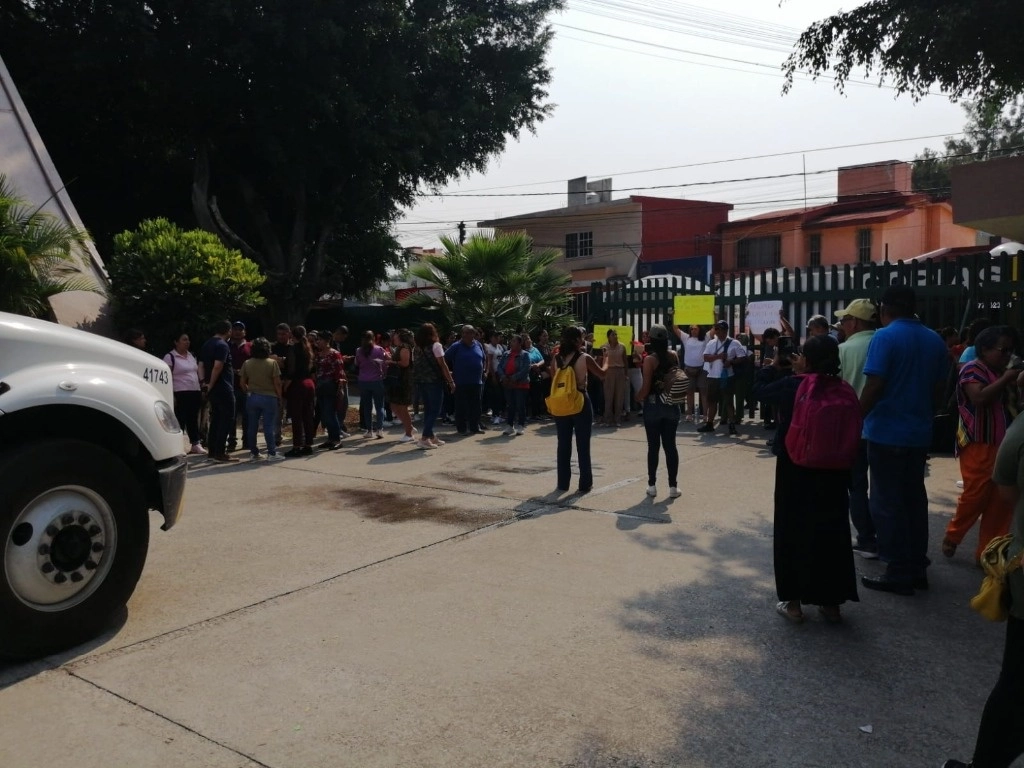 Maestros de educación básica de los municipios de Hueyapan y Tetela del Volcán se manifestaron afuera del Instituto de Educación Básica del estado de Morelos para demandar el pago por riesgo volcánico ante la cercanía de sus municipios con el Popocatépetl. Foto Rubicela Morelos