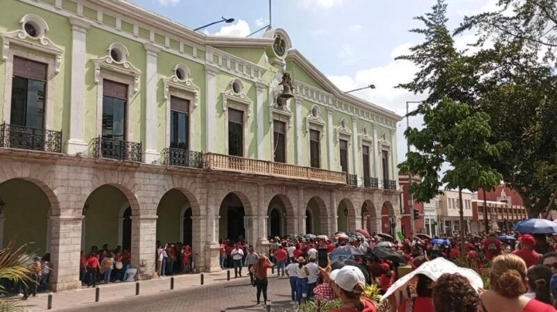  Alrededor de 300 maestros de la agrupación Secundarias Unidas de Yucatán marcharon en Mérida para exigir cumplimiento a los acuerdos con gobierno estatal. Foto 