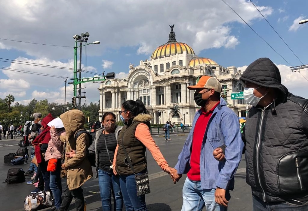 Maestros de telebachillerato comunitario de todo el país bloquearon ayer Eje Central, en la CDMX, en demanda del reconocimiento de este subsistema educativo y evitar el cierre de planteles. Foto Roberto García Ortiz 
