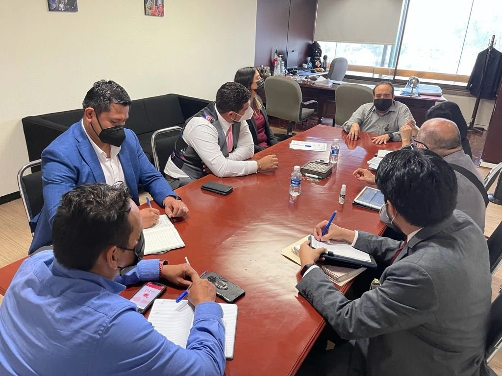 El secretario de Educación de Veracruz, durante una reunión con directivos de la SEP para gestionar pagos a los maestros. Foto @ZenyazenEscobar
