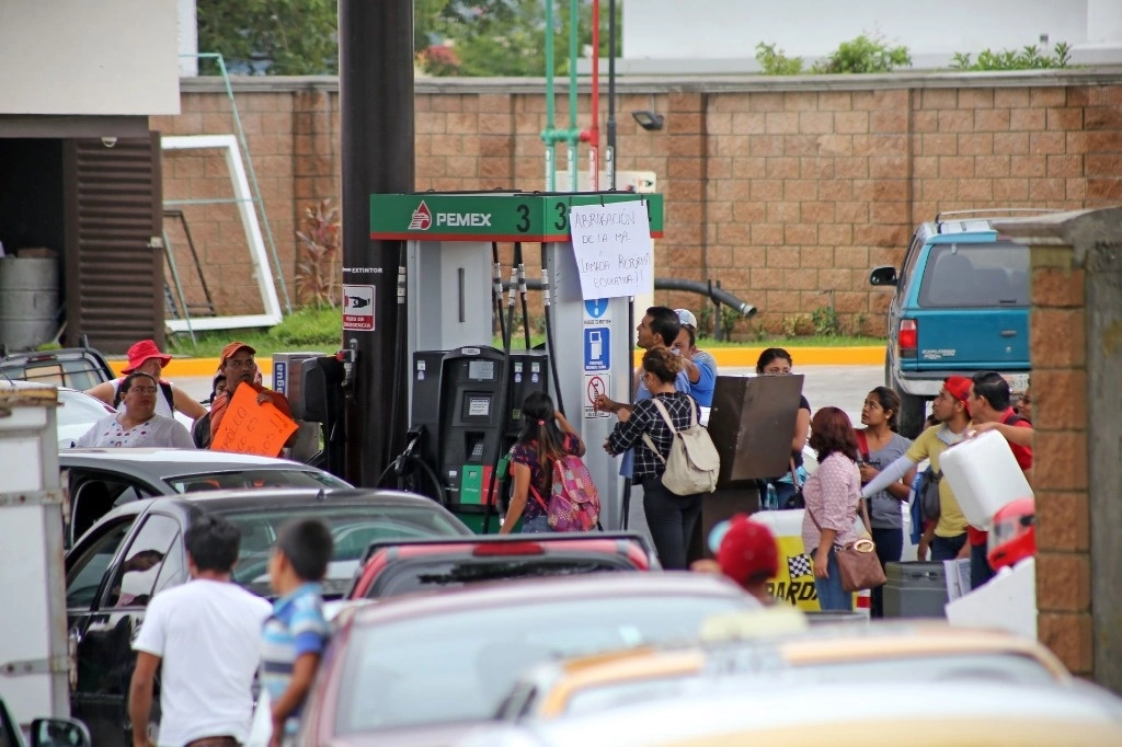 Maestros de la sección 7 del SNTE adheridos a la CNTE regalaron gasolina y diesel en al menos 12 gasolineras de Tuxtla Gutiérrez, Chiapas. Foto Cuartoscuro / Archivo