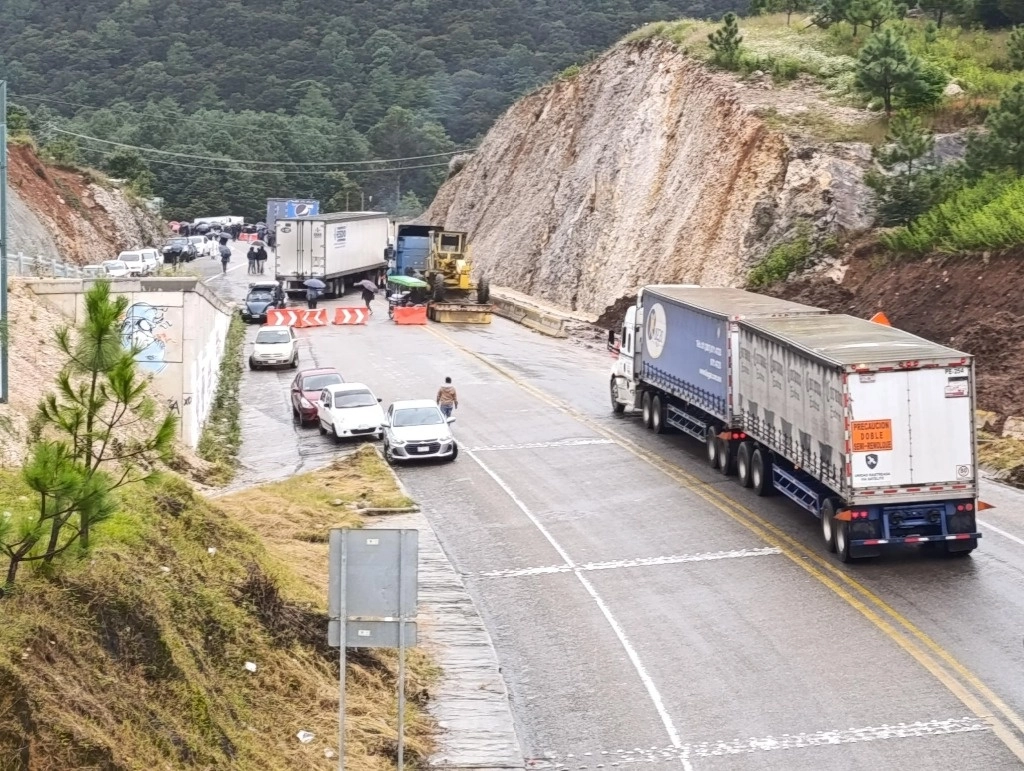 La carretera San Cristóbal-Tuxtla Gutiérrez fue bloqueada a la altura del kilómetro 46. Foto Elio Henríquez  