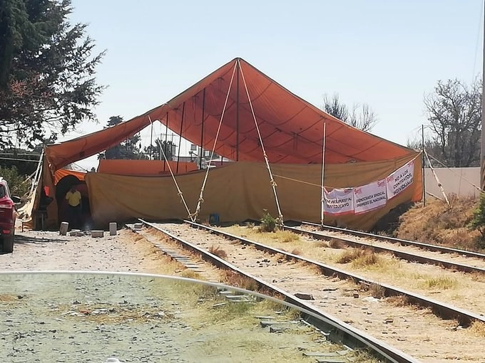 Maestros de la SNTE bloquearon las vías del tren en Puebla para exigir elecciones transparentes. Foto @AMFerrocarriles