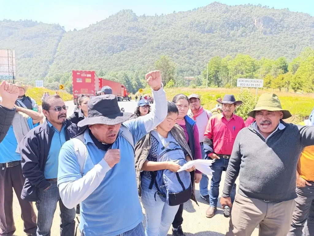 Maestros de la sección 7 del SNTE se manifiestan también contra la implementación de dobles turnos, ya que alegan que deben dar clases en la mañana y en la tarde por el mismo salario. Foto Elio Henríquez