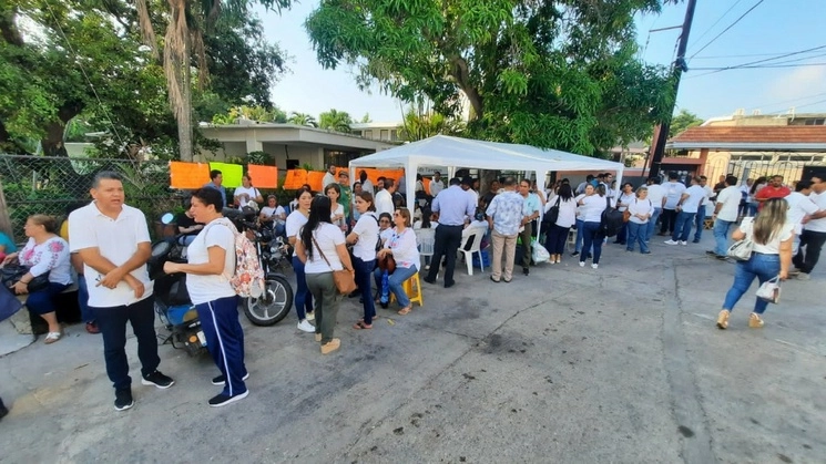 Docentes afiliados a la sección 30 del Sindicato Nacional de Trabajadores de la Educación protestaron ayer frente al centro regional de educación de Tampico, ubicado en la colonia Los Pinos de dicha ciudad, para exigir la renuncia de la secretaria del ramo en Tamaulipas, Lucía Castillo Pastor. Foto ‘La Jornada’