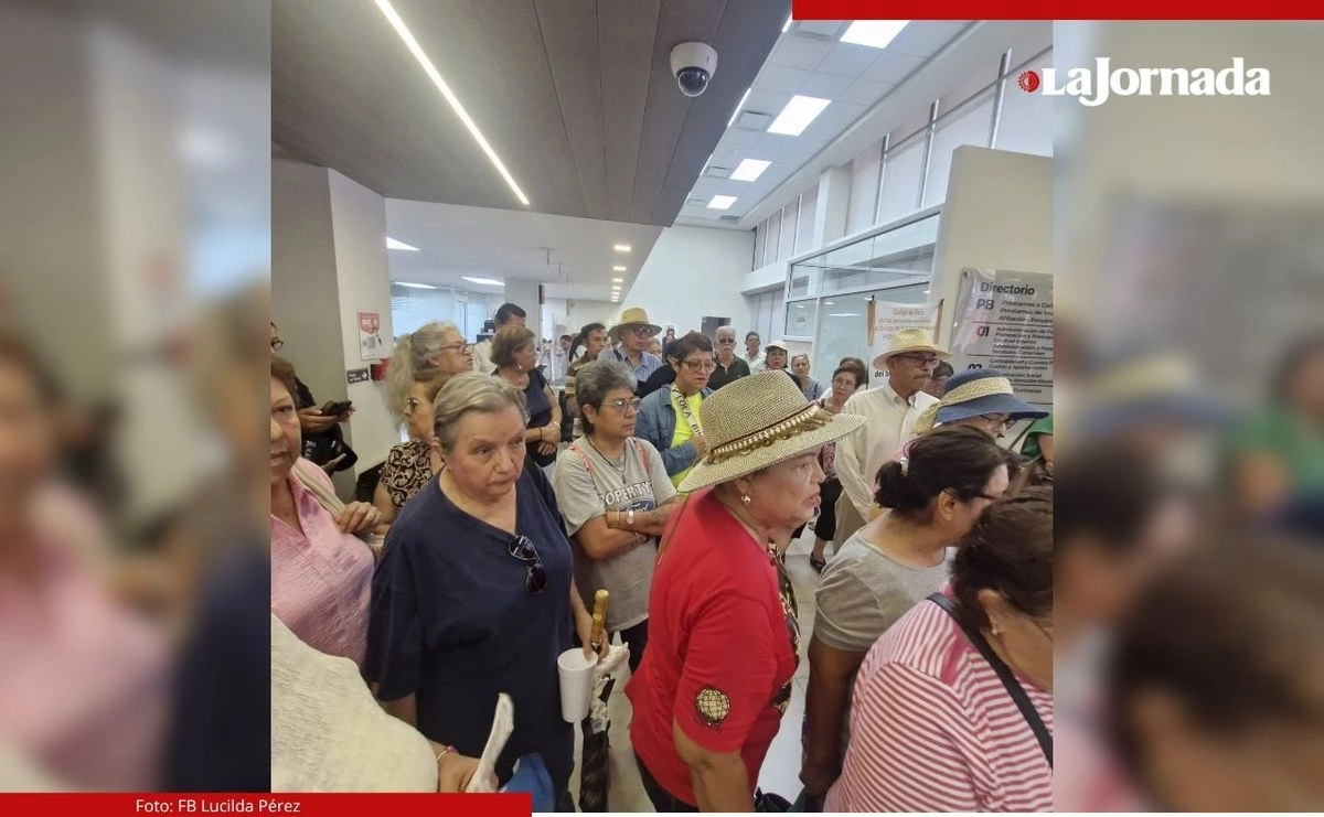 Docentes jubilados del SNTE aseguraron que continuarán con la toma del ISSSTELEON hasta que se les realice el pago de aumento a las pensiones. Foto 