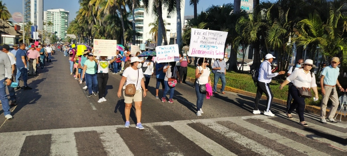 Maestros del Suspeg exigen equidad de salarios y prestaciones con los docentes federales, el 25 de enero de 2023. Foto Héctor Briseño  