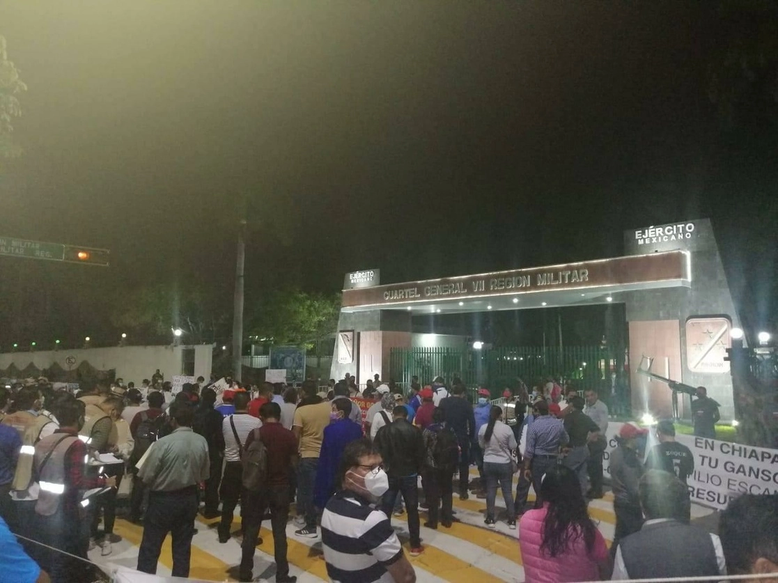 Cientos de profesores de la Sección 7 se apostaron esta mañana frente a las instalaciones de la Séptima Región Militar, con sede en Tuxtla, el pasado 27 de agosto. Foto tomada del Facebook de @CNTE7Chiapas