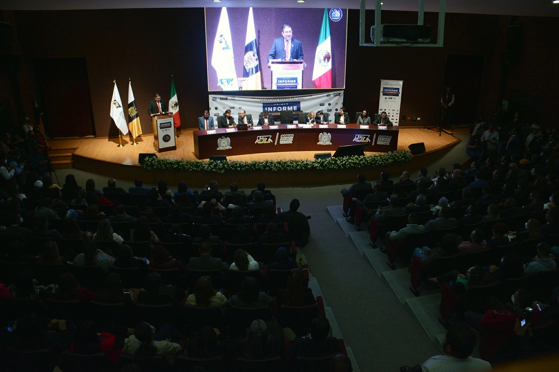 Los maestros dicidentes intentaban boicotear el informe del rector de la UAZ, Rubén Ibarra Reyes. Foto Alfredo Valadez Rodríguez