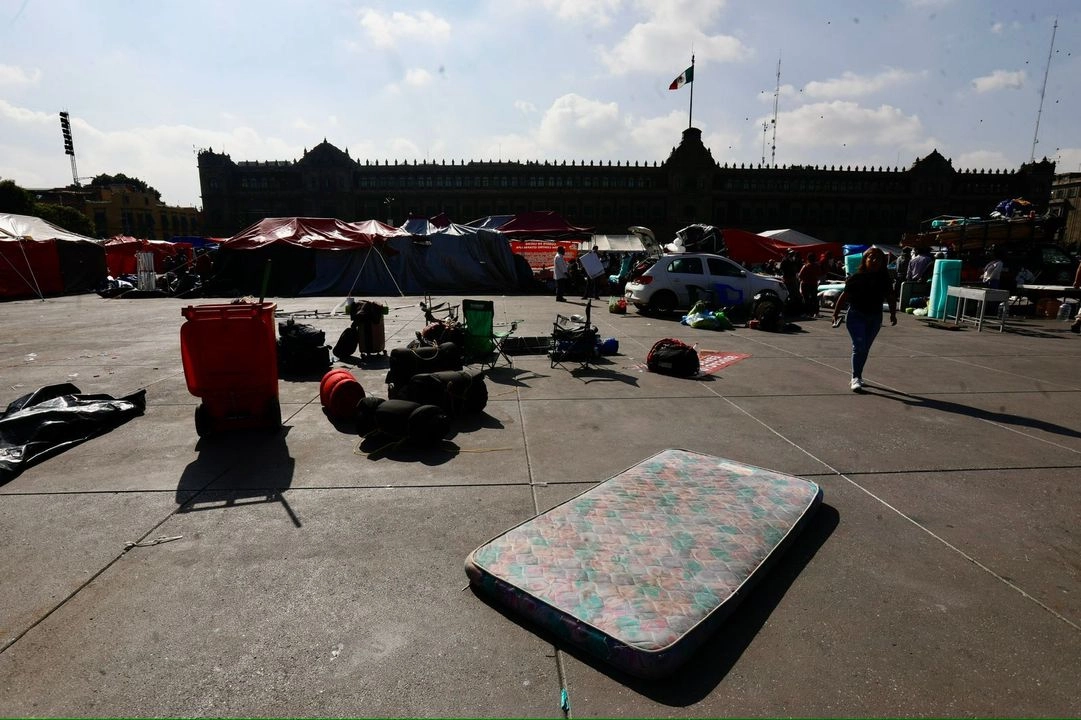 Maestros de diferentes secciones de la CNTE retiran el plantón de la plancha del Zócalo capitalino, el 7 de junio de 2025. 