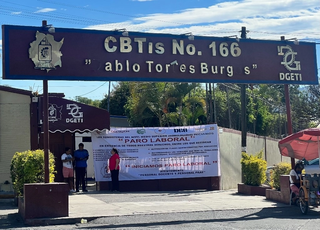 Maestros del plantel de CBTiS realizan un paro de labores.  Foto Rubicela Morelos