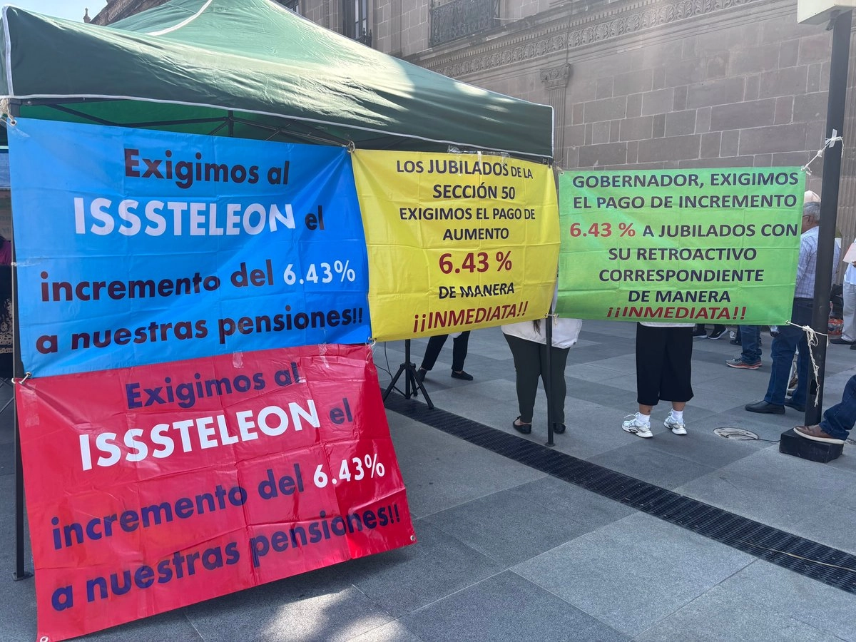 La mañana de este martes, los maestros de la Sección 50 acudieron a dejar un oficio en Oficialía de Partes del Congreso de Nuevo León para que el tema presupuestal se discuta en la Comisión de Presupuesto del Poder Legislativo estatal. 