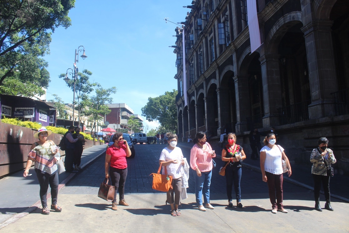 Jubilados y himologasds del SNTE exigieron a las autoridades que el pago de aguilando sea completo. Foto Rubicela Morelos