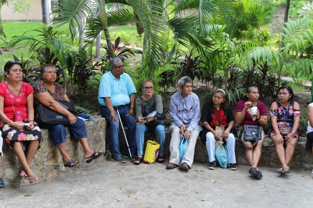 Jubilados y pensionados del ayuntamiento hicieron un plantón en el Palacio Municipal para solicitar a la presidenta municipal Adela Román Ocampo el pago correspondiente al Instituto de Seguridad Social de los Servidores Públicos del Estado de Guerrero (ISSSPEG). Foto Cuartoscuro