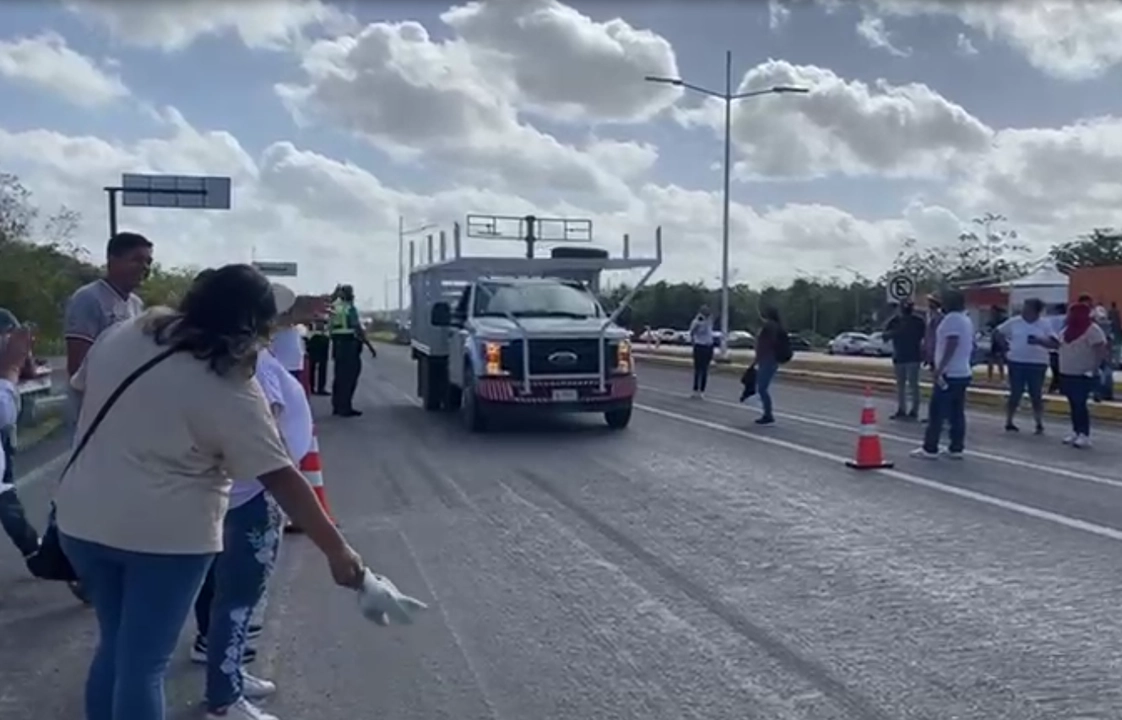 Desde la 7 de la mañana maestro del Comité Central de Lucha tomaron la caseta de cobro Cancún-Mérida. Foto