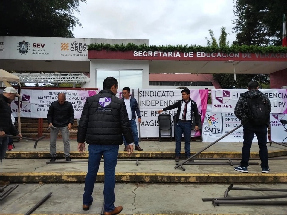 Las organizaciones sindicales de Veracruz exigen el pago de seguros institucionales y la asignación de plazas magisteriales, el 27 de noviembre de 2023. Foto Eirinet Gómez