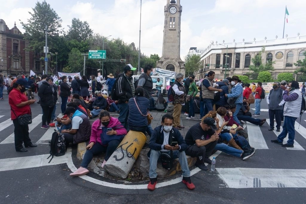 En imagen de archivo, integrantes de la CNTE se manifiestan frente a la Secretaría de Gobernación, en la Ciudad de México. Foto Pablo Ramos