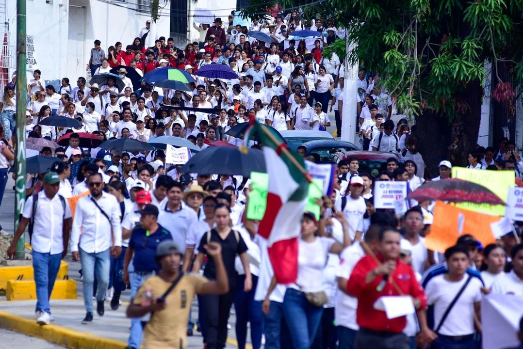 Imagen de archivo de una marcha de alumnos y estudiantes de la Universidad Autónoma de Guerrero en Acapulco. Foto