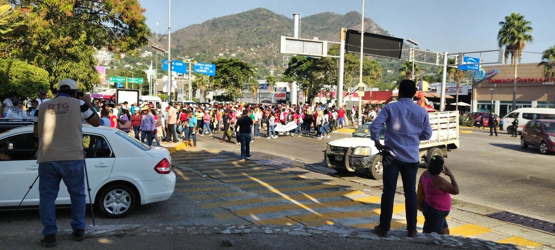 Maestros de la sección 14 del SNTE bloquearon ambos sentidos del bulevar de las Naciones en Acapulco, Guerrero, el 12 de enero de 2023. Foto Héctor Briseño  