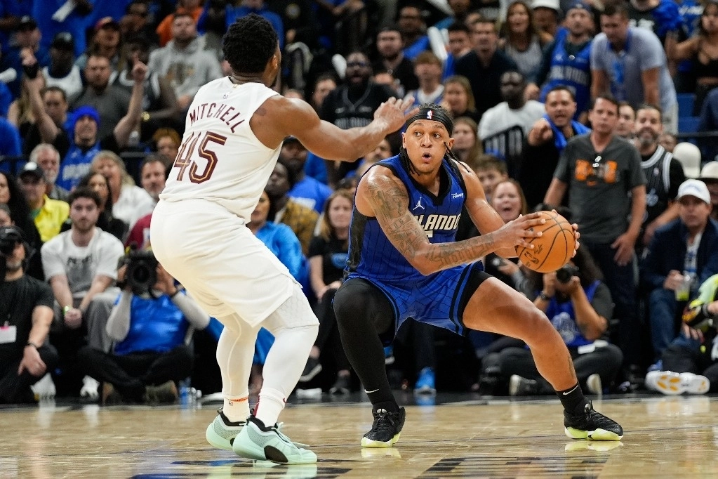 Cleveland llegó en ventaja en el marcador a los últimos cinco minutos cuando Paolo Banchero resurgió para rescatar al Magic. Foto Ap

