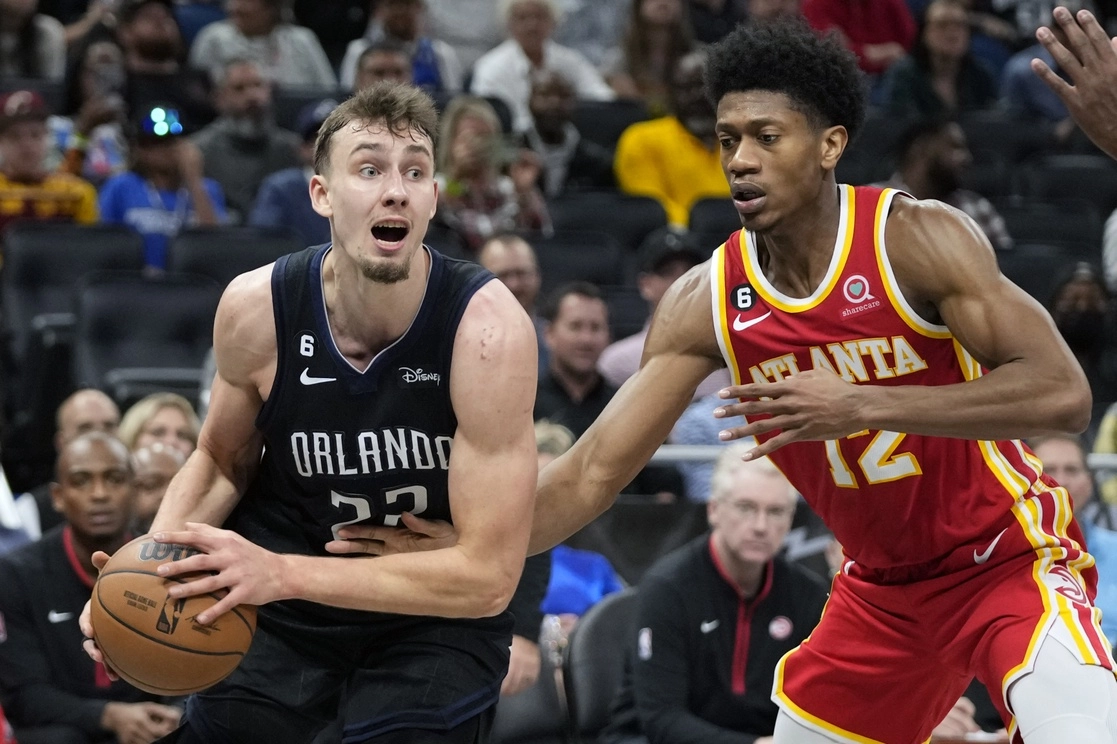Los Hawks consiguieron reducir la ventaja a ocho, pero Ross terminó el tercer periodo con un triple y Mo Bamba abrió el cuarto periodo con otro para poner el juego 108-94. Foto Ap