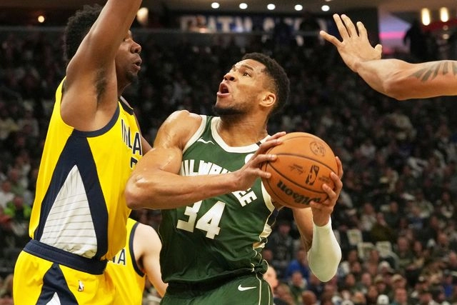 Giannis Antetokounmpo de los Milwaukee Bucks finalizó el juego con 37 puntos, 12 rebotes y 6 asistencias. Foto 