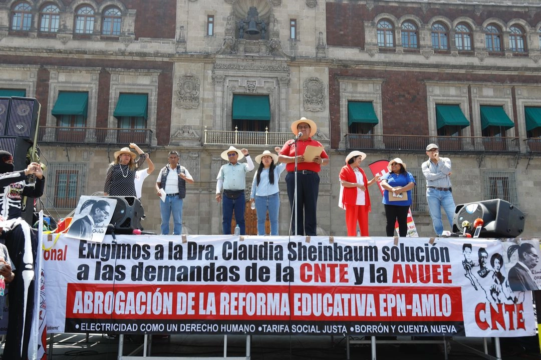 Líderes magisteriales, entre ellos Isael González Vázquez (atrás de sombrero y lentes) durante un mitin en el Zócalo de la CDMX. Foto