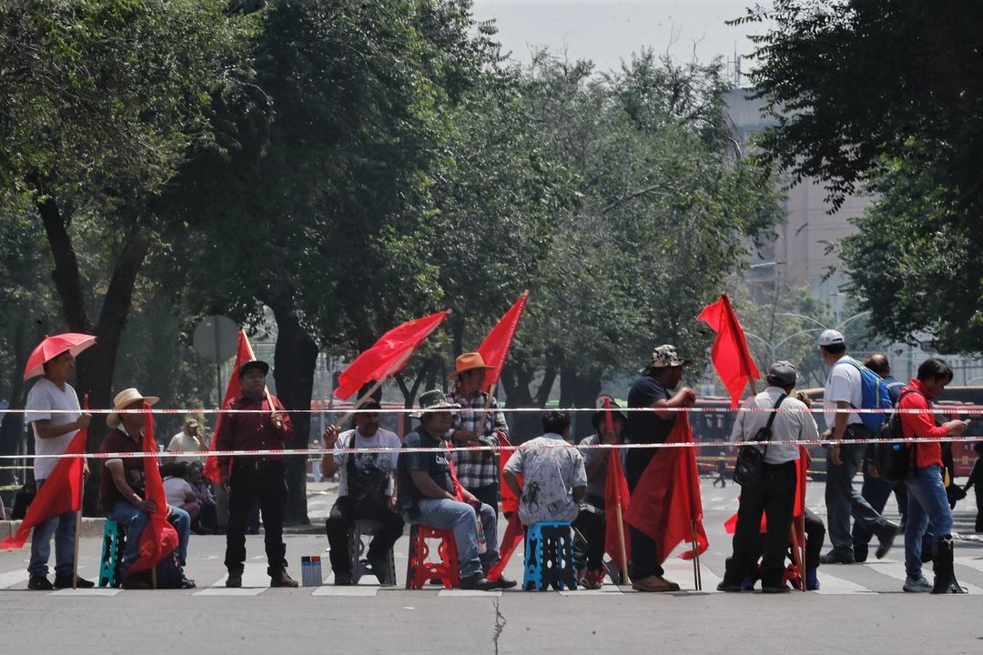 En la Ciudad de México y en todo el país, la CNTE realiza bloqueos y protestas como parte del paro nacional en contra de la Ley de Issste. Foto 