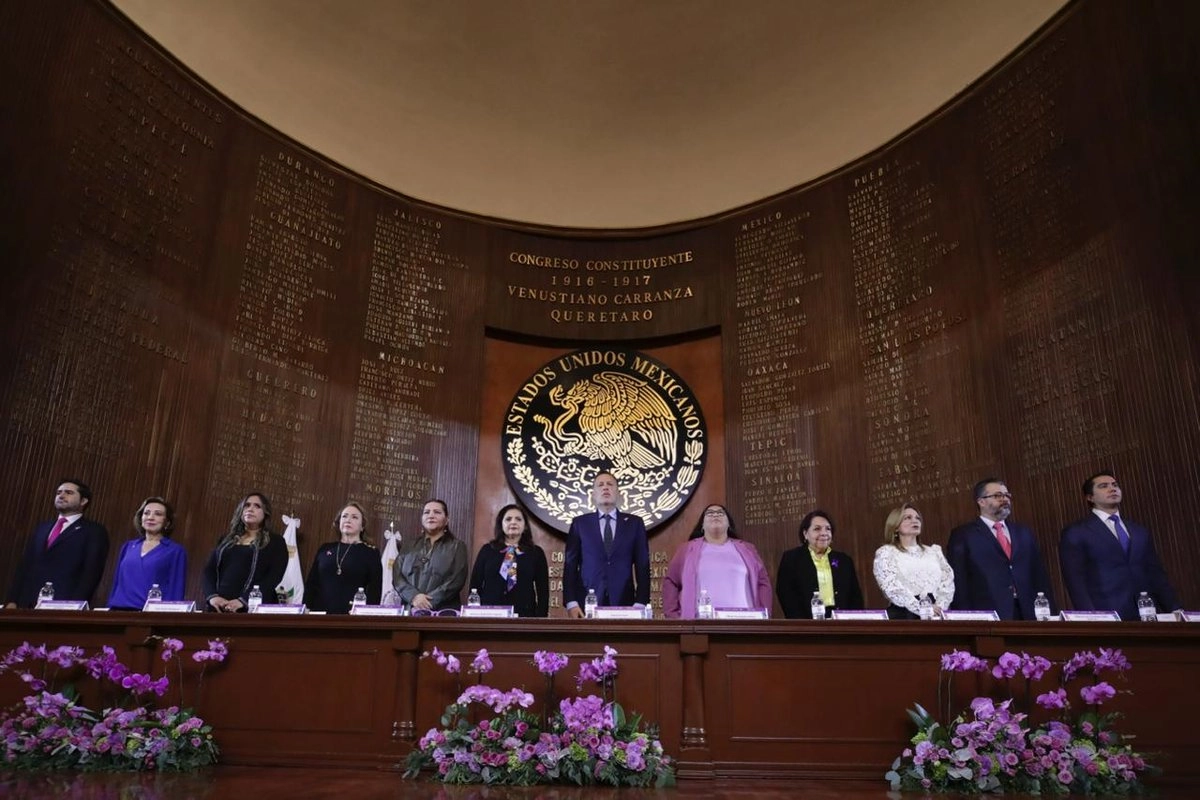 Funcionarios durante la presentación del libro “Constitución Política de los Estados Unidos Mexicanos, con una Mirada Violeta”, de la magistrada Mónica Soto. Foto