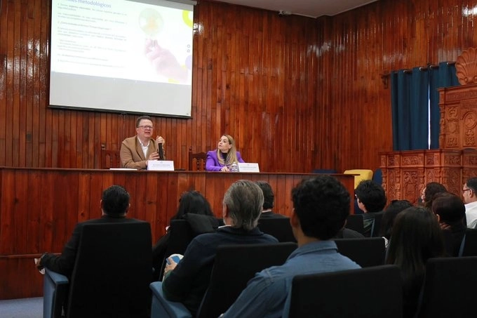 El magistrado electoral Felipe de la Mata durante una conferencia magistral sobre las elecciones y el crimen organizado. Foto @fdelamatap 