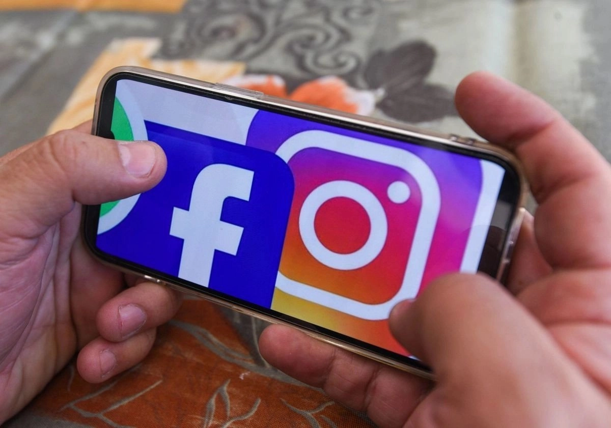 Logotipos de diversas redes sociales se despliegan en la pantalla de un teléfono móvil. Foto 