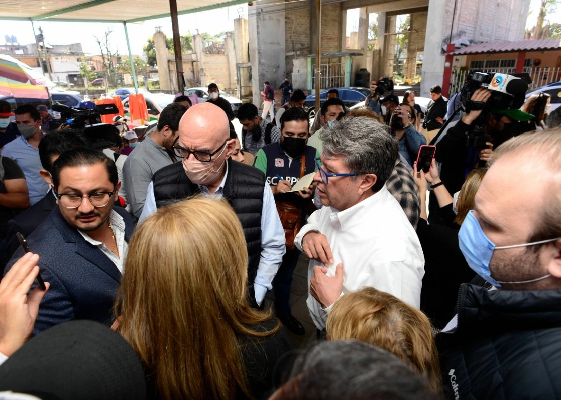 Los senadores Ricardo Monreal (c,der) y Dante Delgado (c) durante su visita al penal de Pacho Viejo. Foro Sergio Hernández